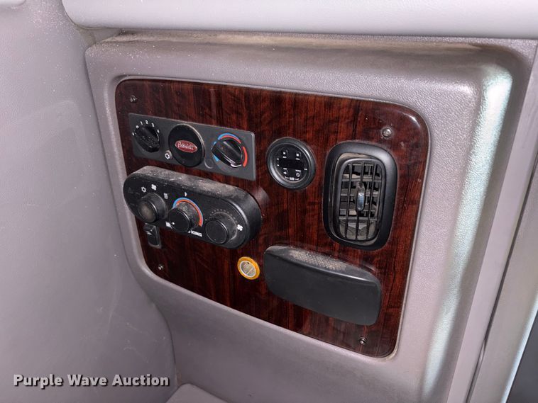 image for item YA4075 2019 Peterbilt 389 semi truck