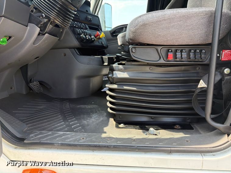image for item YA4227 2022 International LT625 semi truck