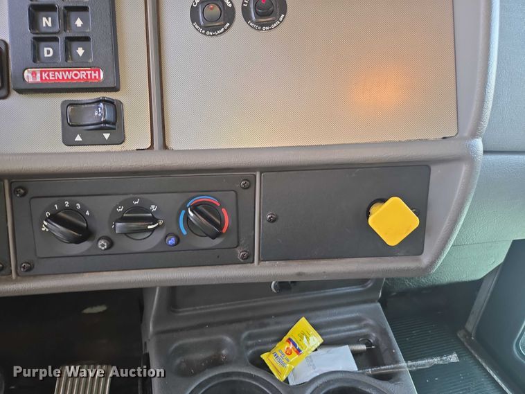 image for item YA6116 2020 Kenworth T370 box truck
