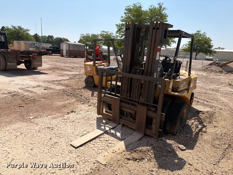 image for item DQ0085 Caterpillar DPL40 forklift