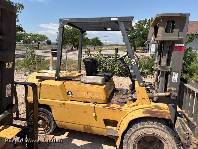 image for item DQ0085 Caterpillar DPL40 forklift