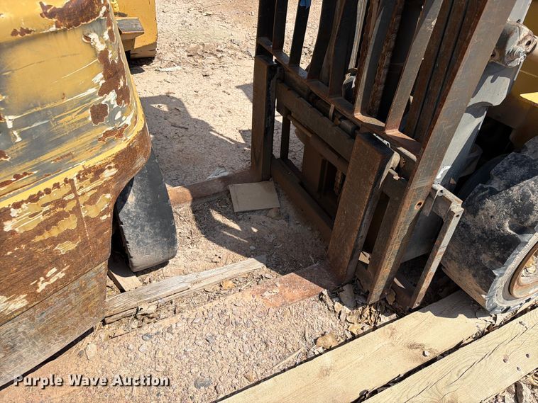 image for item DQ0085 Caterpillar DPL40 forklift