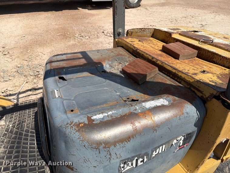 image for item DQ0085 Caterpillar DPL40 forklift