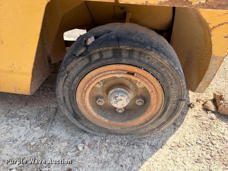 image for item DQ0085 Caterpillar DPL40 forklift