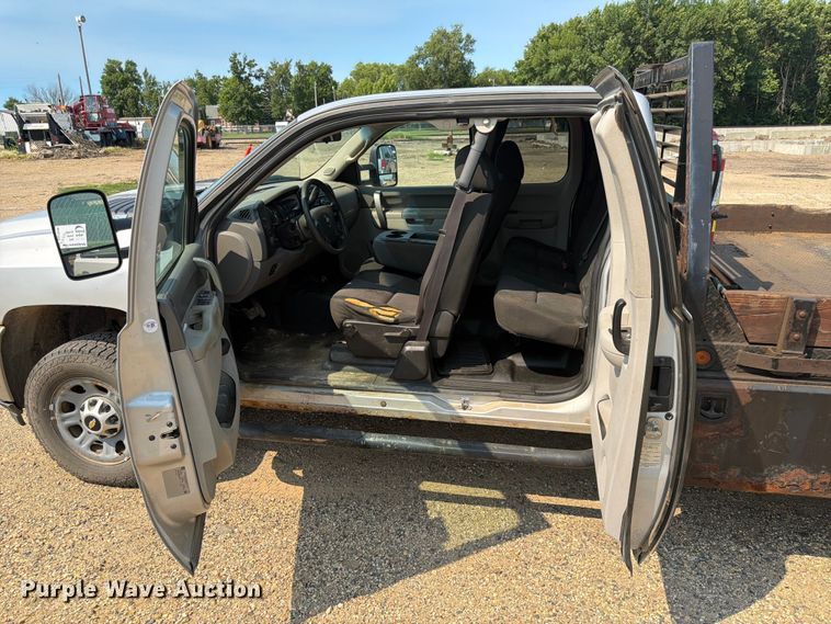 image for item DQ7940 2012 Chevrolet Silverado 3500HD Ext. Cab flatbed pickup truck