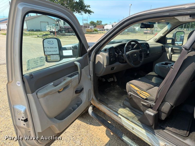 image for item DQ7940 2012 Chevrolet Silverado 3500HD Ext. Cab flatbed pickup truck