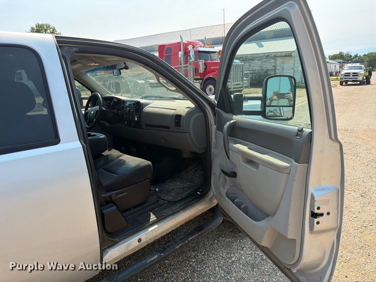 image for item DQ7940 2012 Chevrolet Silverado 3500HD Ext. Cab flatbed pickup truck