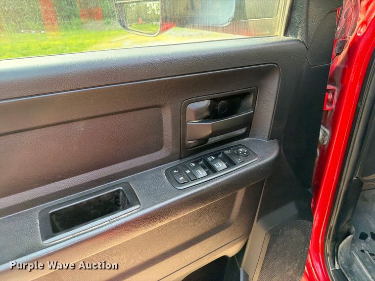 image for item DV2050 2016 RAM 2500 Heavy Duty Crew Cab pickup truck