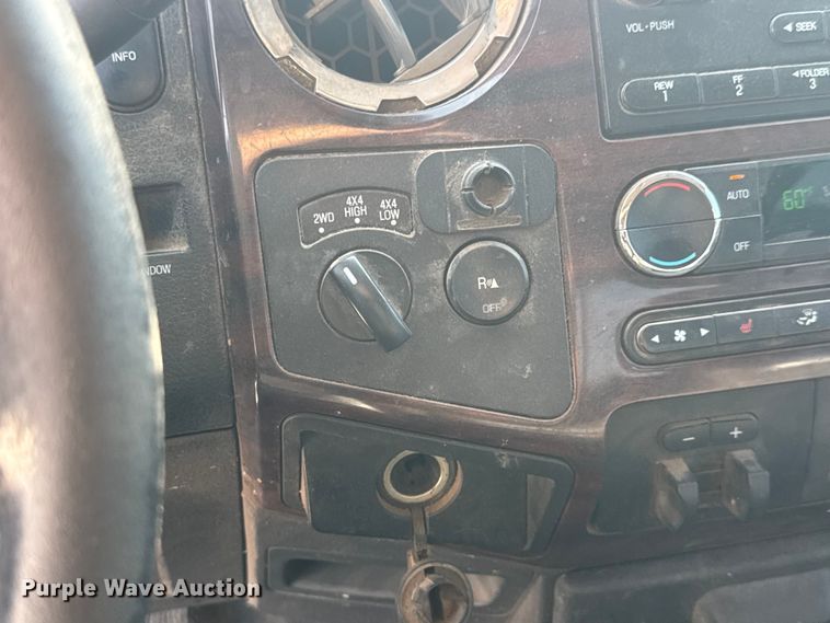 image for item DW6770 2009 Ford F250 Super Duty Crew Cab pickup truck