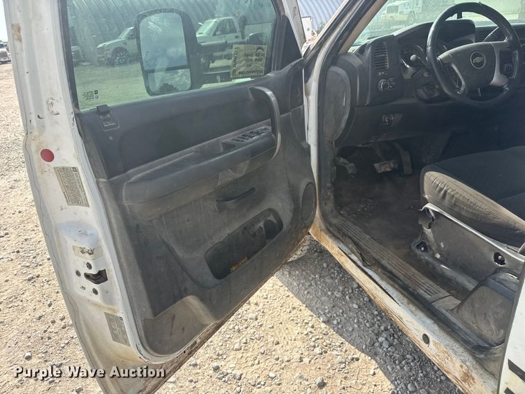 image for item DW6777 2008 Chevrolet Silverado 3500HD Ext. Cab flatbed pickup truck