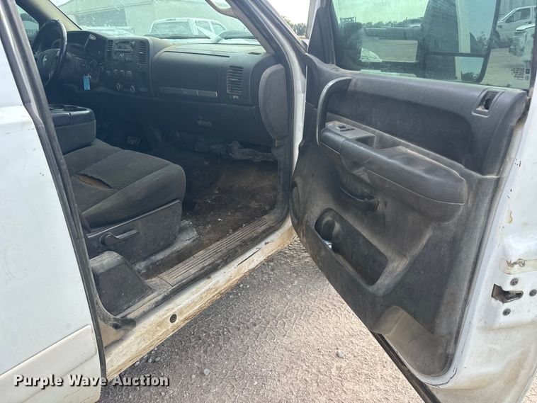 image for item DW6777 2008 Chevrolet Silverado 3500HD Ext. Cab flatbed pickup truck