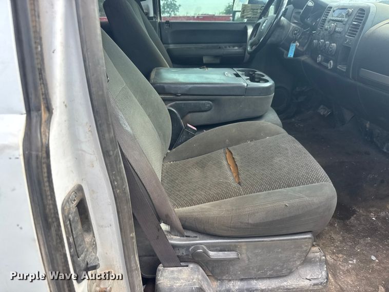 image for item DW6777 2008 Chevrolet Silverado 3500HD Ext. Cab flatbed pickup truck