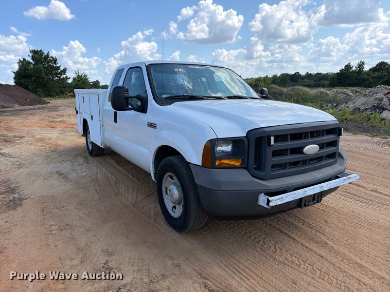 image for item ED5360 2005 Ford F250 Super Duty Ext. Cab utility bed pickup truck