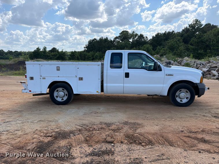 image for item ED5360 2005 Ford F250 Super Duty Ext. Cab utility bed pickup truck