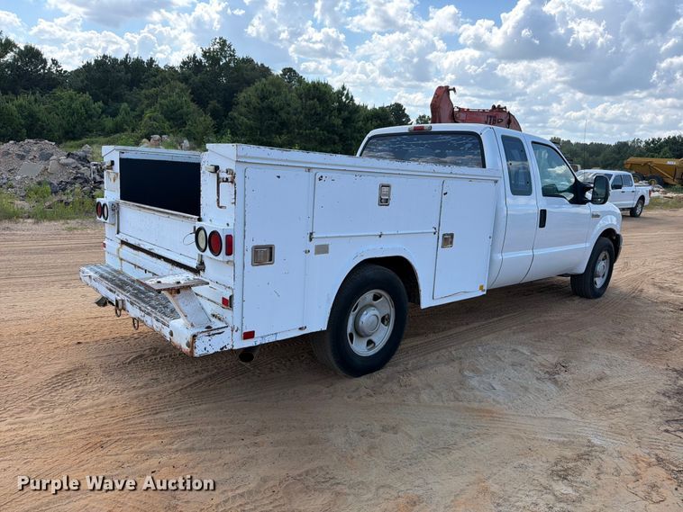 image for item ED5360 2005 Ford F250 Super Duty Ext. Cab utility bed pickup truck