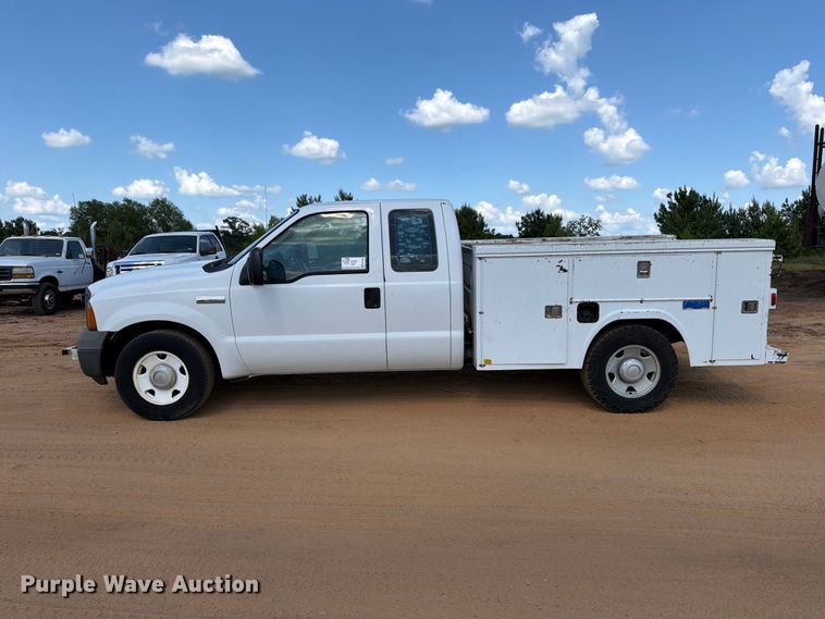 image for item ED5360 2005 Ford F250 Super Duty Ext. Cab utility bed pickup truck