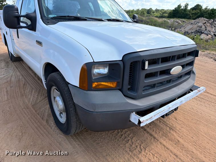 image for item ED5360 2005 Ford F250 Super Duty Ext. Cab utility bed pickup truck