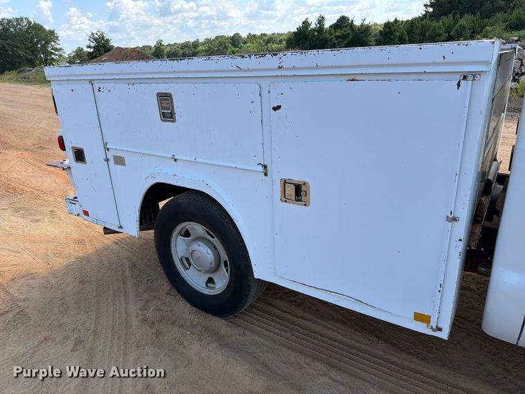 image for item ED5360 2005 Ford F250 Super Duty Ext. Cab utility bed pickup truck