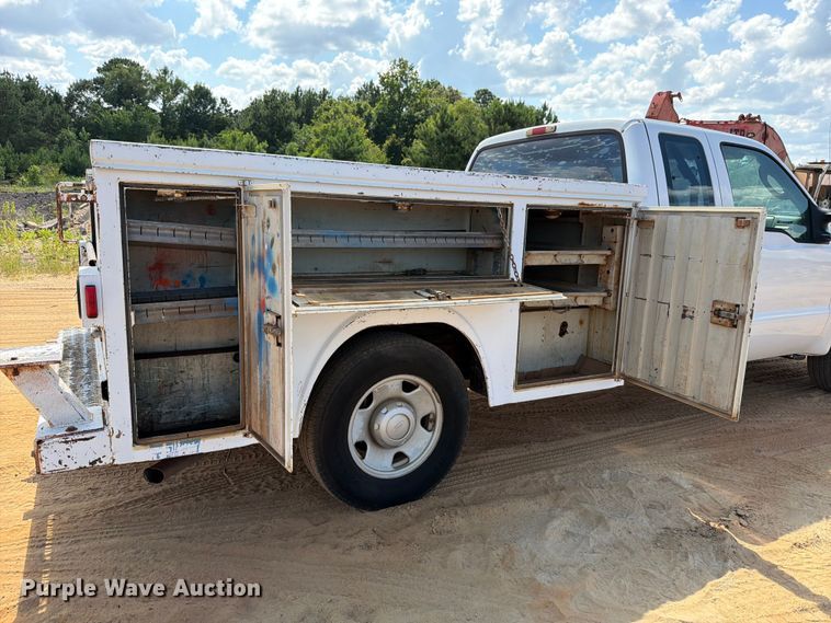 image for item ED5360 2005 Ford F250 Super Duty Ext. Cab utility bed pickup truck
