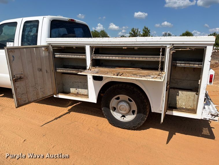 image for item ED5360 2005 Ford F250 Super Duty Ext. Cab utility bed pickup truck
