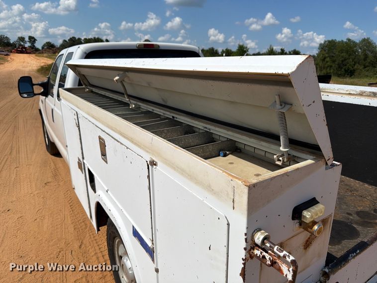 image for item ED5360 2005 Ford F250 Super Duty Ext. Cab utility bed pickup truck