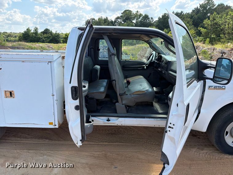 image for item ED5360 2005 Ford F250 Super Duty Ext. Cab utility bed pickup truck