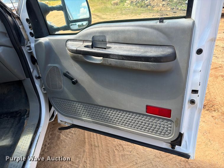 image for item ED5360 2005 Ford F250 Super Duty Ext. Cab utility bed pickup truck