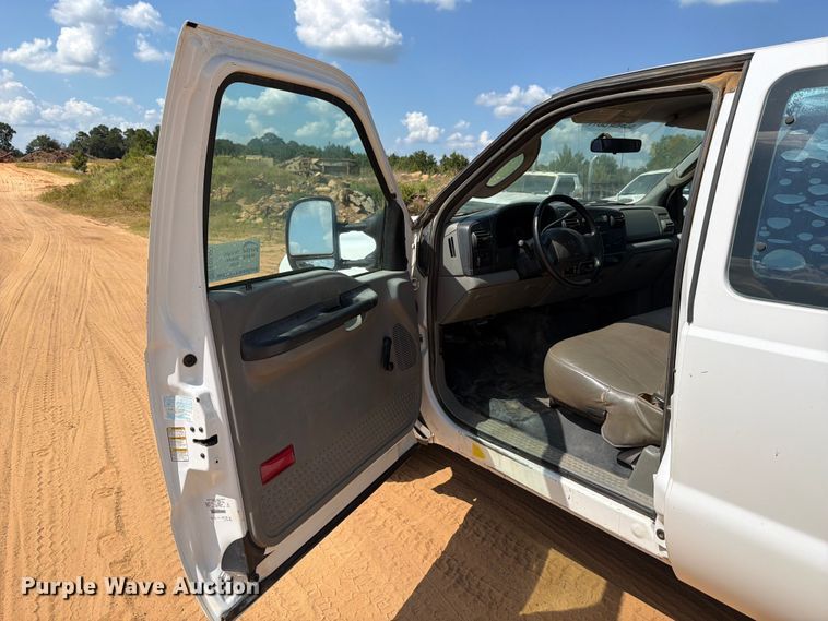 image for item ED5360 2005 Ford F250 Super Duty Ext. Cab utility bed pickup truck