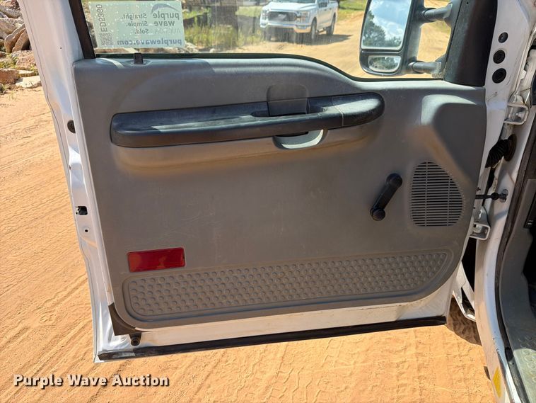 image for item ED5360 2005 Ford F250 Super Duty Ext. Cab utility bed pickup truck