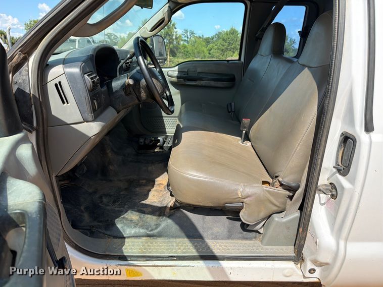 image for item ED5360 2005 Ford F250 Super Duty Ext. Cab utility bed pickup truck