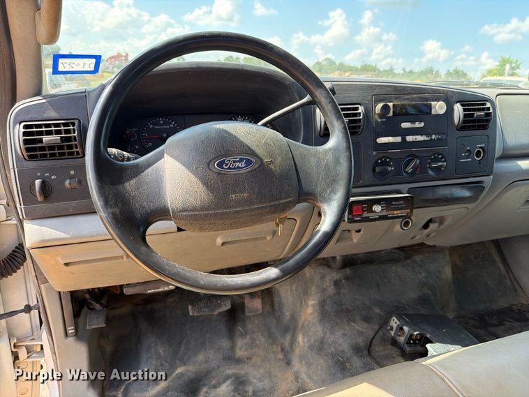 image for item ED5360 2005 Ford F250 Super Duty Ext. Cab utility bed pickup truck