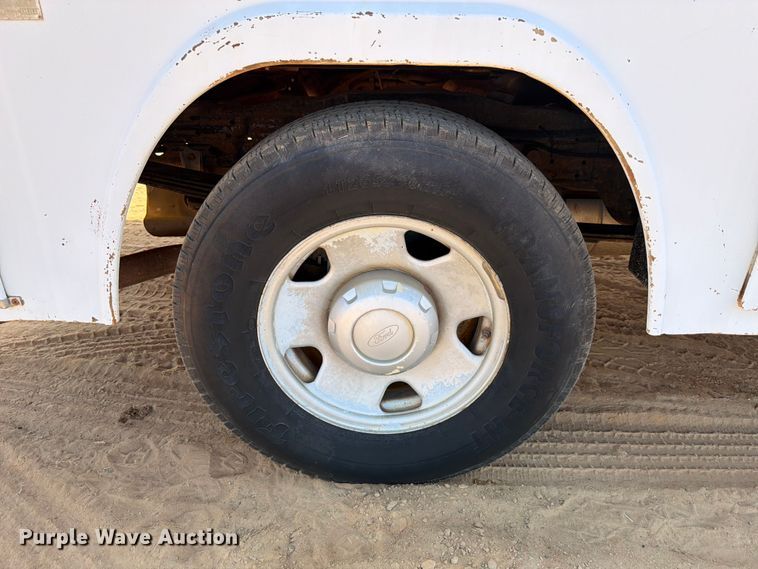 image for item ED5360 2005 Ford F250 Super Duty Ext. Cab utility bed pickup truck