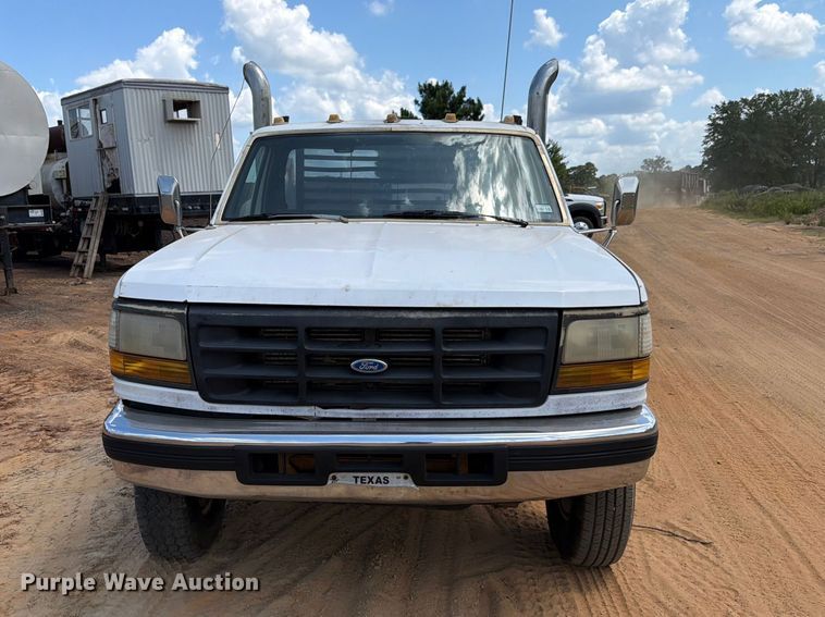 image for item ED5362 1993 Ford F450 Super Duty flatbed truck