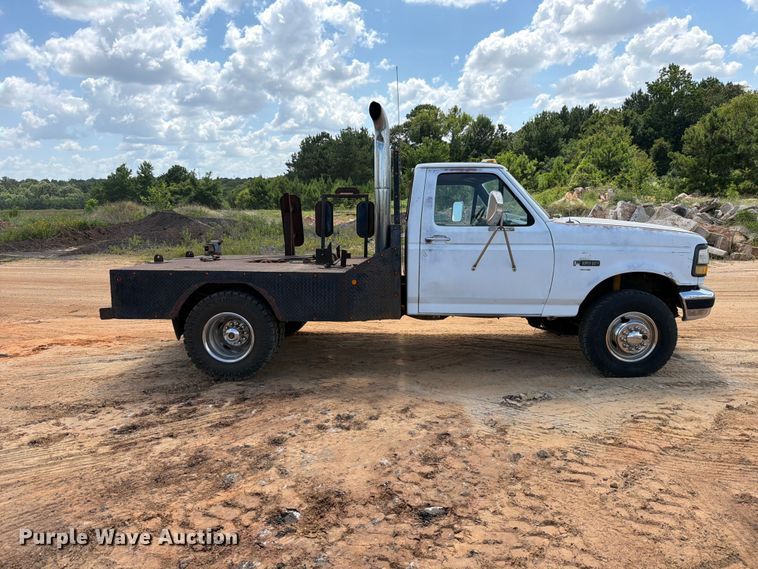 image for item ED5362 1993 Ford F450 Super Duty flatbed truck
