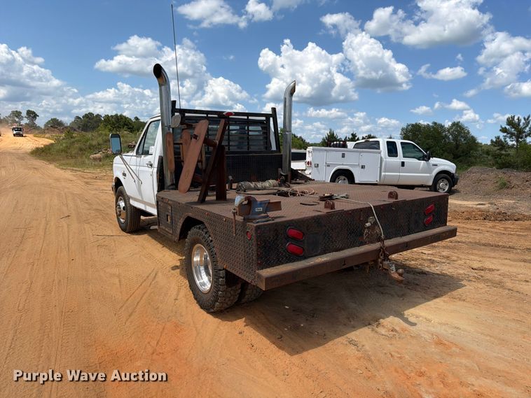 image for item ED5362 1993 Ford F450 Super Duty flatbed truck