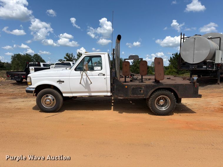 image for item ED5362 1993 Ford F450 Super Duty flatbed truck