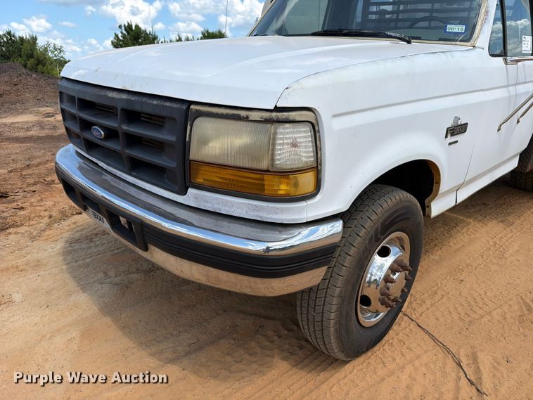 image for item ED5362 1993 Ford F450 Super Duty flatbed truck