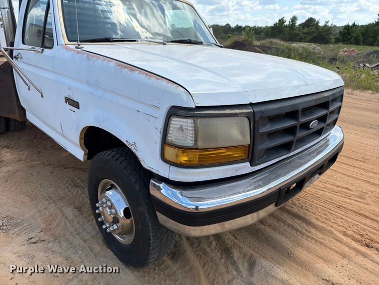 image for item ED5362 1993 Ford F450 Super Duty flatbed truck