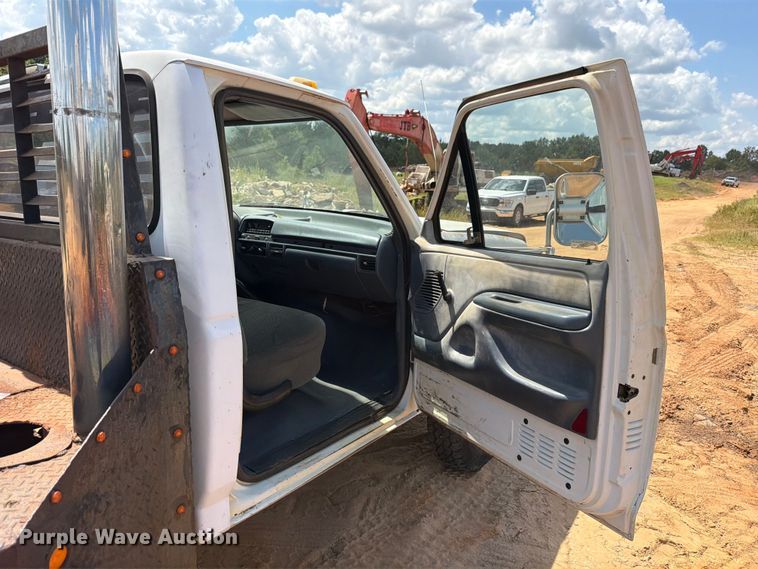 image for item ED5362 1993 Ford F450 Super Duty flatbed truck