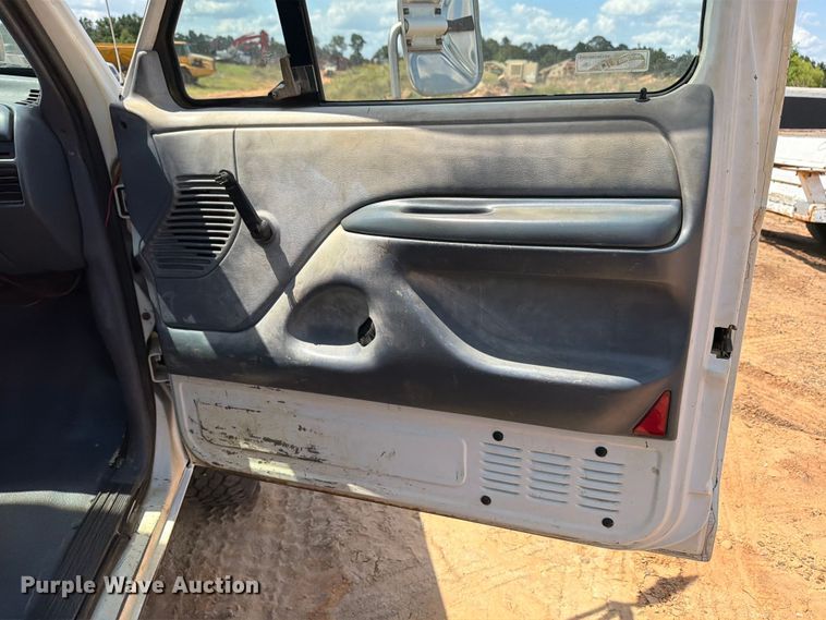 image for item ED5362 1993 Ford F450 Super Duty flatbed truck