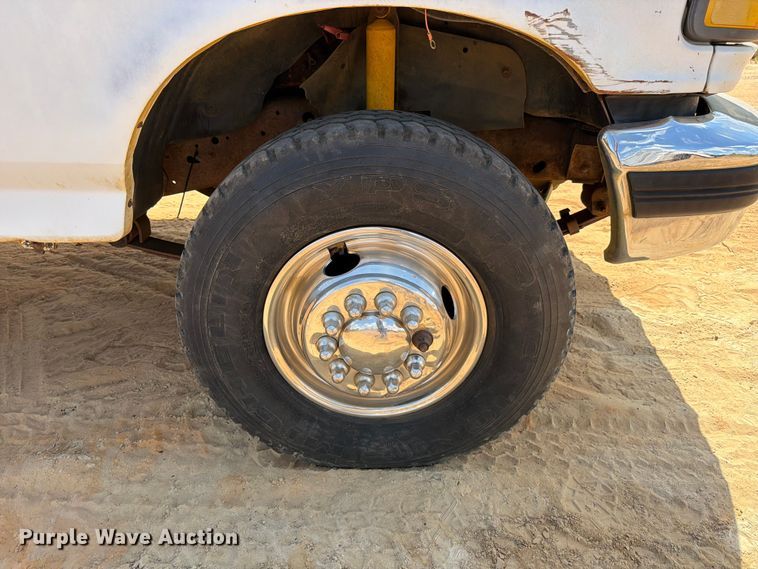 image for item ED5362 1993 Ford F450 Super Duty flatbed truck