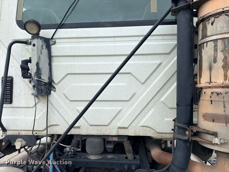 image for item ED5399 2013 International TranStar 8600 semi truck