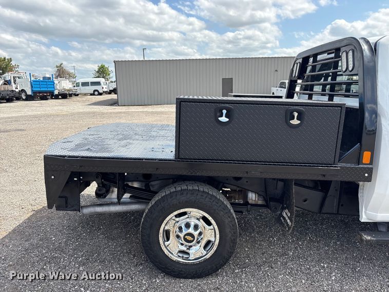 image for item EG9181 2021 Chevrolet Silverado 2500HD flatbed pickup truck