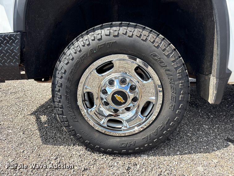 image for item EG9181 2021 Chevrolet Silverado 2500HD flatbed pickup truck