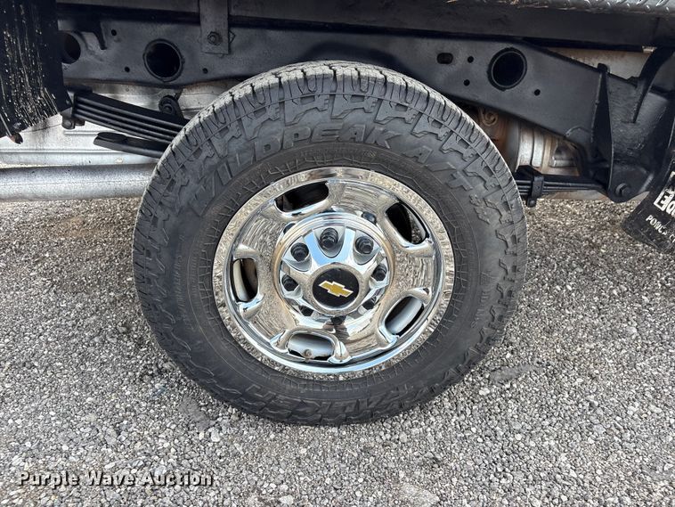 image for item EG9181 2021 Chevrolet Silverado 2500HD flatbed pickup truck