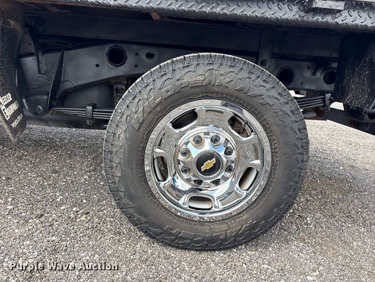 image for item EG9181 2021 Chevrolet Silverado 2500HD flatbed pickup truck