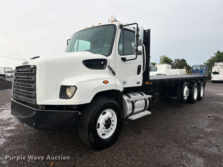 image for item EG9230 2013 Freightliner 114SD flatbed truck