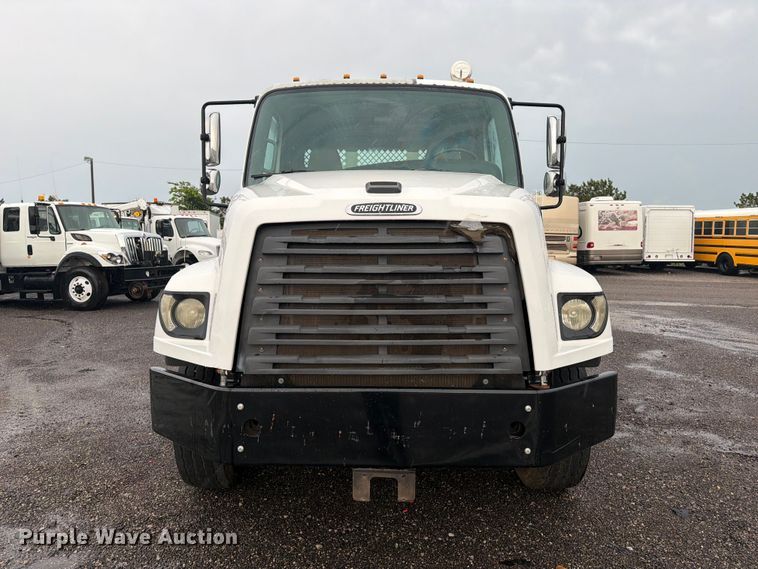 image for item EG9230 2013 Freightliner 114SD flatbed truck