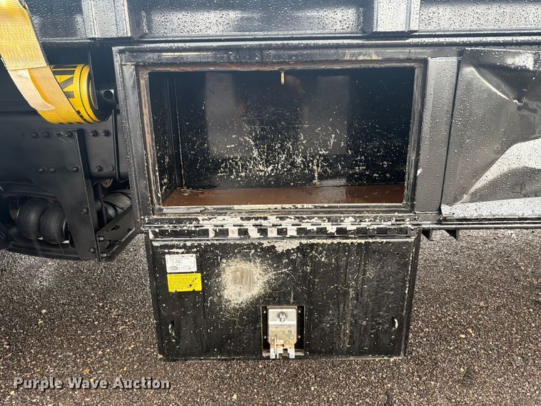 image for item EG9230 2013 Freightliner 114SD flatbed truck