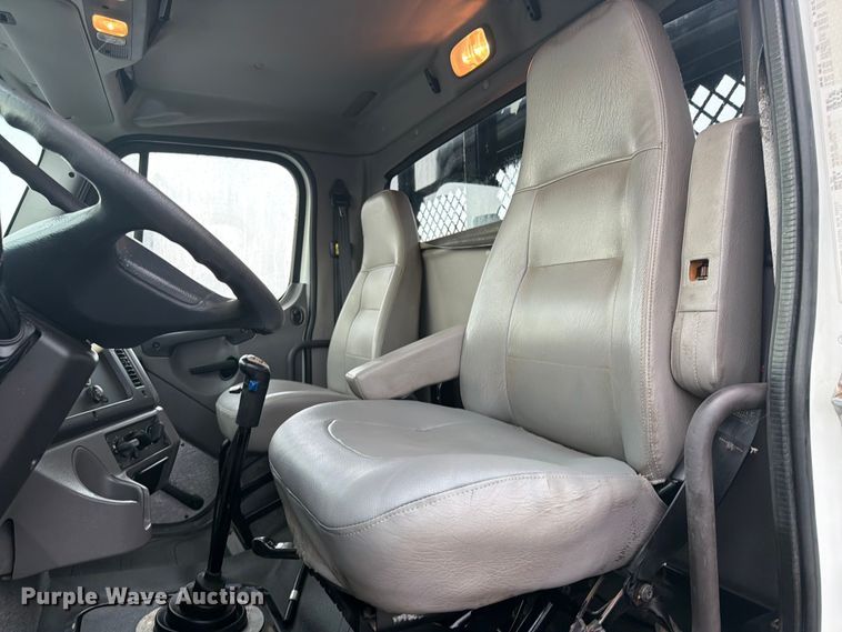 image for item EG9230 2013 Freightliner 114SD flatbed truck